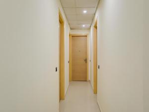 un pasillo de un edificio de oficinas con puerta en Super Townhouse 1288 Magnolia Corporate Stays, en Gurgaon