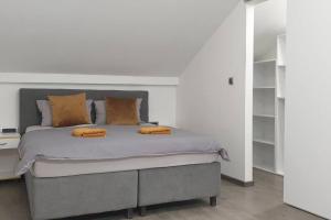 1 dormitorio con 1 cama con 2 almohadas en R-RESIDENCY DELUXE, en Banja Luka