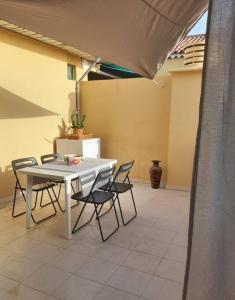 Biały stół i krzesła na patio w obiekcie amarilla terrace w Aronie