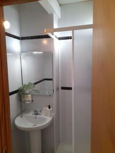 biała łazienka z umywalką i prysznicem w obiekcie amarilla terrace w Aronie