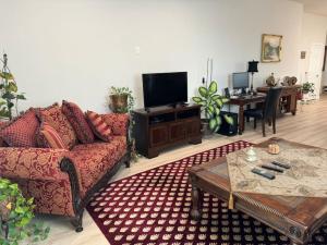 ein Wohnzimmer mit Sofa und Tisch in der Unterkunft Brand New South Sacramento Home in Sacramento