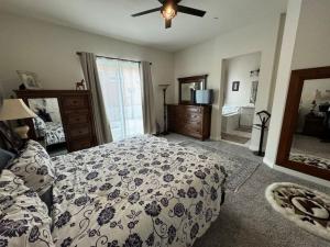 ein Schlafzimmer mit einem Bett und einem großen Spiegel in der Unterkunft Brand New South Sacramento Home in Sacramento