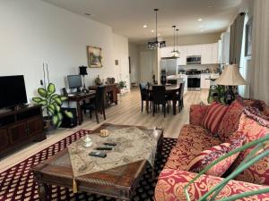 ein Wohnzimmer mit Sofa und Tisch in der Unterkunft Brand New South Sacramento Home in Sacramento