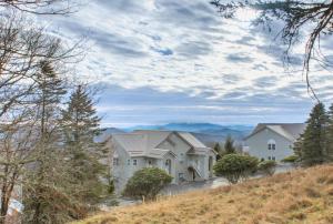 una casa al lado de una colina en Southcrest Overlook by VCI Real Estate Services, en Beech Mountain