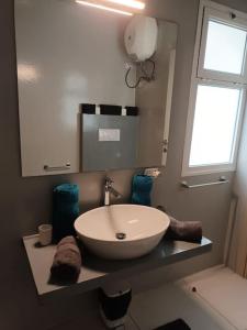 OceanDream Beach House Apartment في سال ري: حمام مع حوض ومرآة