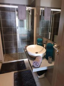 ein Bad mit einem Waschbecken und einer Dusche in der Unterkunft OceanDream Beach House Apartment in Sal Rei