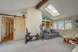 Habitación con gimnasio con sofá y cinta de correr en Pet-Friendly Marblehead Home Near Preston Beach!, en Marblehead