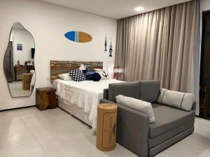 1 dormitorio con 1 cama, 1 sofá y 1 silla en Estilo Itacaré best location en Itacaré