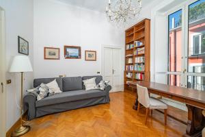 uma sala de estar com um sofá e uma mesa em Gemma Sea View em Nápoles