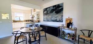 cocina y comedor con mesa y sillas en Stylish Pacific Palisades Gem, en Los Ángeles