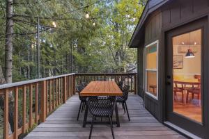 une terrasse en bois avec une table et des chaises dessus dans l'établissement Cave Springs Resort, à Dunsmuir
