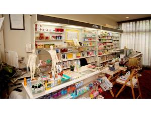 un magasin avec un comptoir dans une pièce où sont stockés des médicaments dans l'établissement Hotel Tenryukaku - Vacation STAY 16406v, à Fukushima