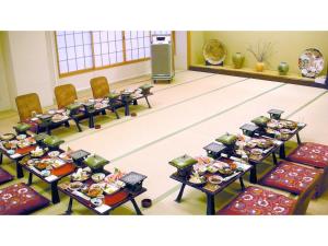 un grupo de mesas con platos de comida. en Hotel Tenryukaku - Vacation STAY 16406v en Fukushima