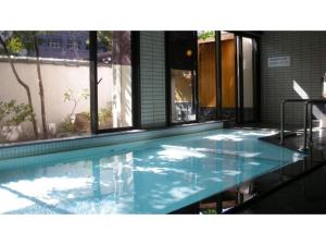 uma piscina com água azul num edifício em Hotel Tenryukaku - Vacation STAY 16416v em Fukushima