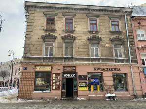 stary budynek na rogu ulicy w obiekcie ALLURE PREMIUM APARTMENT w mieście Lublin