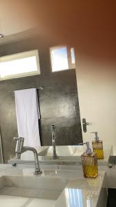 a bathroom with a sink and a mirror at Casa em Piranhas AL - Alto Padrão in Piranhas