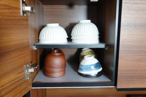un armario con tres jarrones en un estante en THE TORII - Vacation STAY 21195v, en Kumamoto