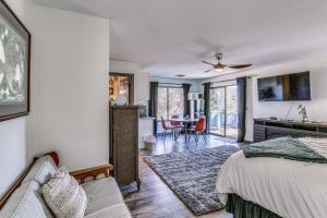 1 dormitorio con 1 cama y sala de estar en Cozy Studio with Well-Being Retreat Near Yosemite! en Ahwahnee