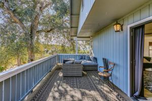 uma varanda com um sofá e cadeiras numa casa azul em Cozy Studio with Well-Being Retreat Near Yosemite! em Ahwahnee