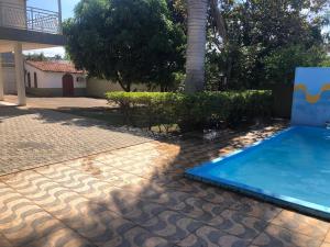 a swimming pool in a yard next to a house at Brasilia Vale Park Way in Brasilia