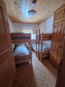 um pequeno quarto com 2 beliches em Haus Obweg - Postalm em Hallein