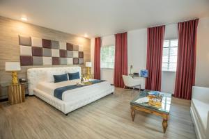 um quarto com uma cama grande e uma mesa em Catalina Hotel & Beach Club em Miami Beach