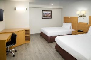 Postel nebo postele na pokoji v ubytování Skyview Motel + 2 fotografie