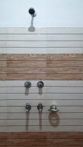 un mur en bois avec quelques boutons dessus dans l'établissement Hogwartz Hostel, à Kasol