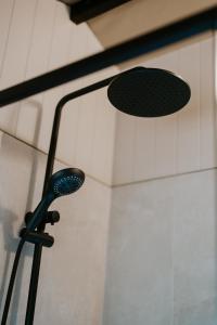 un soffione doccia e un microfono in una stanza di Akuna Estate - Luxury Glamping Experience a Excelsior