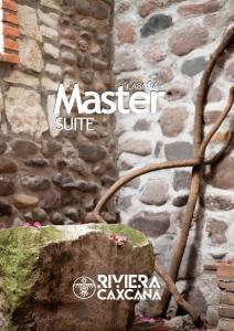 ein Schild, auf dem steht: Master Suite an einer Steinmauer in der Unterkunft Cabaña Master Suite Riviera Caxcana in Apozol