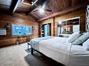 Cette chambre en bois comprend un grand lit. dans l'établissement Cabin in the Trees - Hot Tub, à Pollock Pines