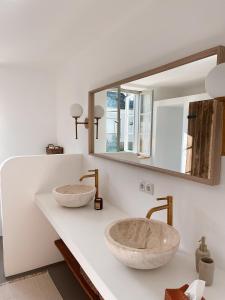 a bathroom with two sinks and a mirror at Schönhof im Weinviertel in Hadres