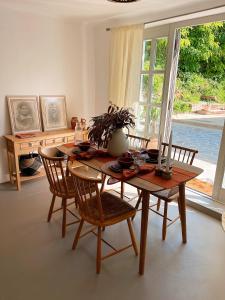 a dining room with a wooden table and chairs at Schönhof im Weinviertel in Hadres