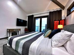 1 dormitorio con 1 cama grande y ventana grande en Oceana Vista Escape - Beachside Haven, en Dillon Beach
