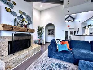 Oceana Vista Escape - Beachside Haven في ديلون بيتش: غرفة معيشة مع أريكة زرقاء ومدفأة