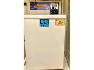 Un refrigerador viejo con un cartel. en Hotel Tetora Ikebukuro - Vacation STAY 36269v, en Tokio