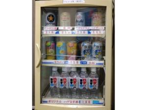 una nevera llena de botellas de agua en Hotel Tetora Ikebukuro - Vacation STAY 36269v, en Tokio
