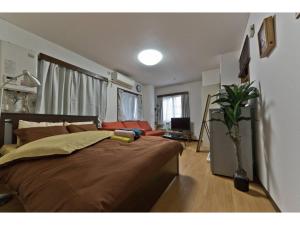東京にあるMini Hotel Shinjuku Front - Vacation STAY 89774vのベッドルーム1室(大型ベッド1台付)
