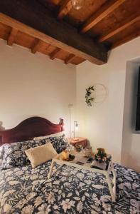 Un dormitorio con una cama con una mesa. en A casa do Porto, en Valdoviño