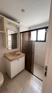 bagno con lavandino e servizi igienici di Flat Saint Charles a Jundiaí