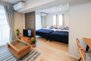 een slaapkamer met een bed en een spiegel bij Pacific Coast Katasekaigan - Vacation STAY 15738 in Fujisawa