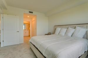 1 dormitorio blanco con 1 cama grande con almohadas blancas en Venice Vacation Rental about 11 Mi to the Beach!, en Venice
