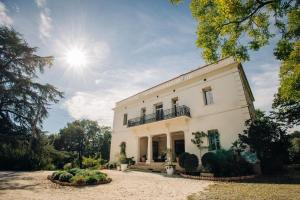 Saint-Jean-Pla-de-Cortsにある5 Bed Villa - Sleeps 10 - Pets - Pool - Parkingの空の日の白い家