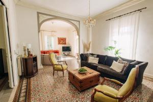 Saint-Jean-Pla-de-Cortsにある5 Bed Villa - Sleeps 10 - Pets - Pool - Parkingのソファと椅子とテーブルのあるリビングルーム