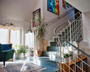 TV a/nebo společenská místnost v ubytování Bed and books på Österlens Gästhärbärge