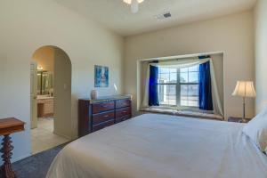Un dormitorio con una cama grande y una ventana en Enchanted Hills Home with Sandia Mountain Views!, en Rio Rancho