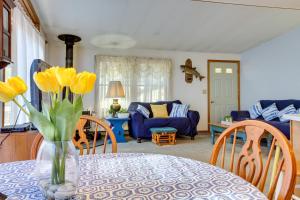 un vase de fleurs jaunes assis sur une table dans l'établissement Hague Vacation Rental about 2 Mi to Lake George!, à Ticonderoga