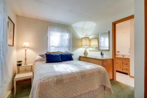 - une chambre avec un lit et des oreillers bleus dans l'établissement Hague Vacation Rental about 2 Mi to Lake George!, à Ticonderoga