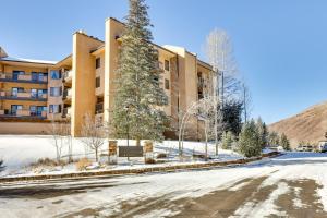 una calle vacía delante de un edificio en Condo Near Golf Club about 2 Mi to Vail Ski Resort!, en Vail