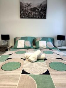 Cette chambre comprend un grand lit vert et marron. dans l'établissement Cocon Eudenia - accès direct PARIS - 2 MIN RER - PARKING GRATUIT, à Cergy